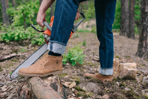 Vista Parcial Leñador Botas Cortando Tronco Árbol Con Motosierra Bosque — Foto de Stock