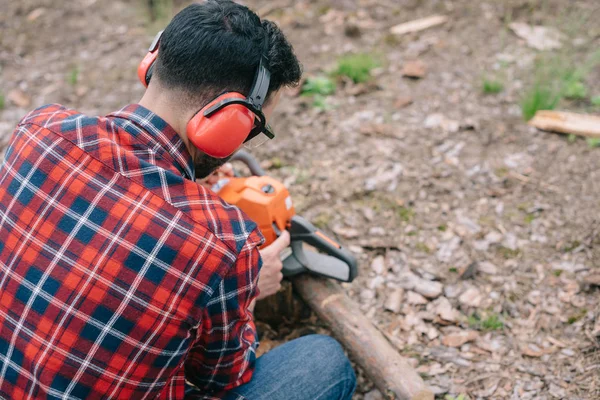 Visão Traseira Lenhador Protetores Auditivos Reparar Motosserra Floresta — Fotografia de Stock