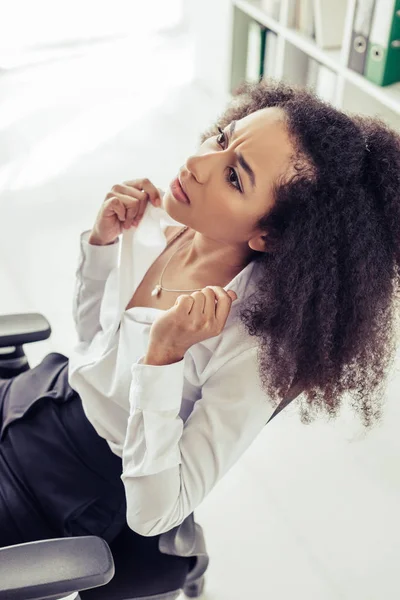 Bonita Jovem Mulher Negócios Afro Americana Olhando Para Cima Enquanto — Fotografia de Stock