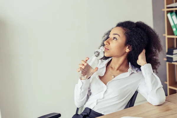 Doordachte African American Business Woman Drinkwater Terwijl Zittend Werkplek Het — Stockfoto