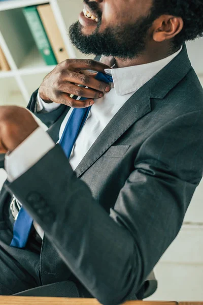 Częściowy Widok African American Biznesmen Dotykając Krawat Podczas Gdy Cierpi — Zdjęcie stockowe