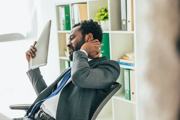 Enfoque Selectivo Hombre Negocios Afroamericano Ondeando Con Carpeta Mientras Sufre — Foto de Stock