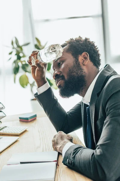 Skäggiga Afroamerikanska Affärsman Som Innehar Plastflaska Med Vatten När Sitter — Stockfoto