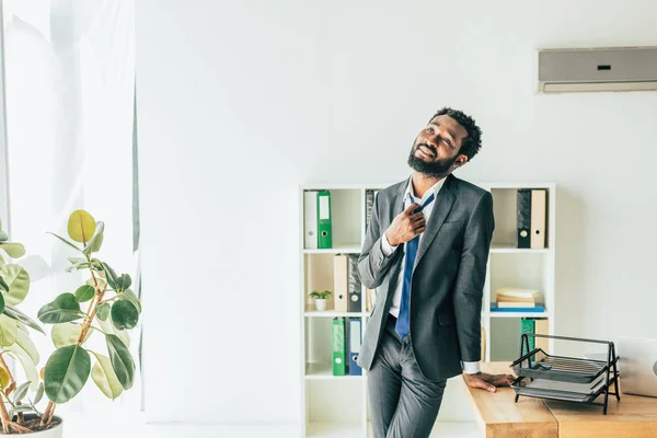 Stilig Afrcian Amerikansk Affärsman Stående Nära Arbetsplatsen Och Tittar Upp — Stockfoto