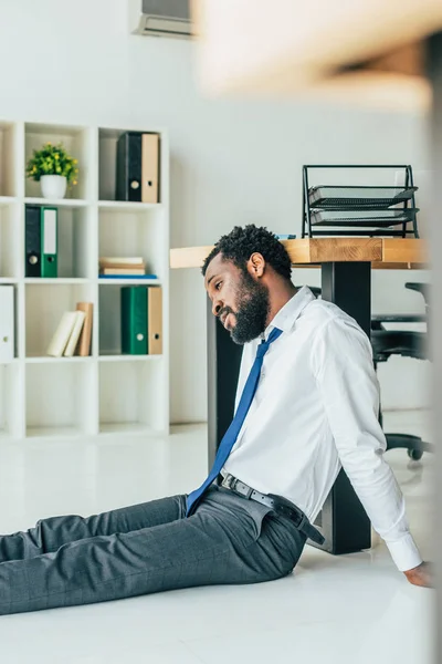 Selectieve Focus Van Uitgeput Afro Amerikaanse Zakenman Zittend Vloer Terwijl — Stockfoto