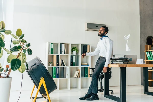 Joven Hombre Negocios Afroamericano Pie Frente Ventilador Eléctrico Oficina — Foto de Stock