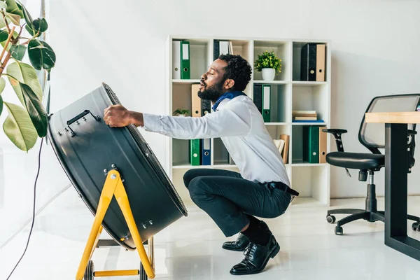 Guapo Afroamericano Hombre Negocios Sentado Delante Soplar Ventilador Eléctrico Oficina — Foto de Stock