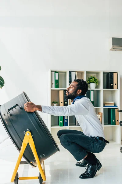 African American Biznesmen Siedzi Zamkniętymi Oczami Przed Wentylatorem Elektrycznym Biurze — Zdjęcie stockowe