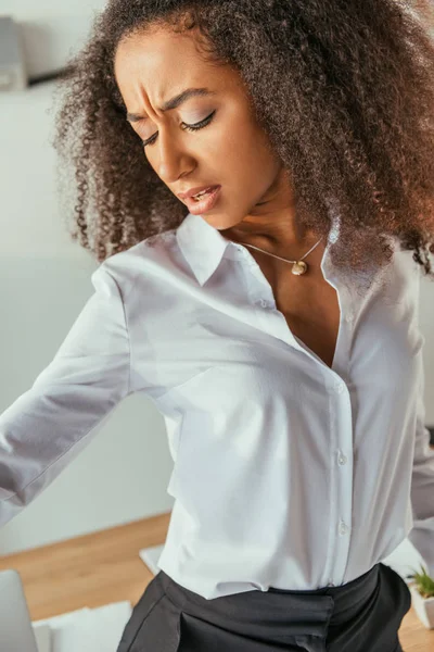 Mulher Negócios Afro Americana Insatisfeita Olhando Para Camisa Suada Enquanto — Fotografia de Stock