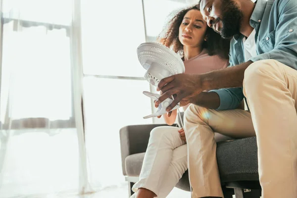 Erschöpfte Afrikanisch Amerikanische Männer Und Frauen Halten Einen Elektrischen Ventilator — Stockfoto