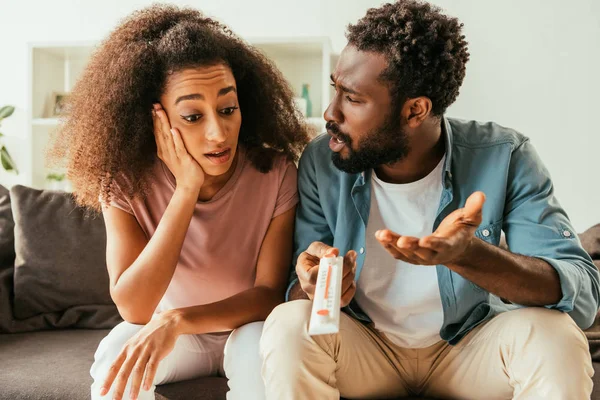 Unzufriedener Afrikanisch Amerikanischer Mann Hält Thermometer Das Hohe Temperaturen Anzeigt — Stockfoto