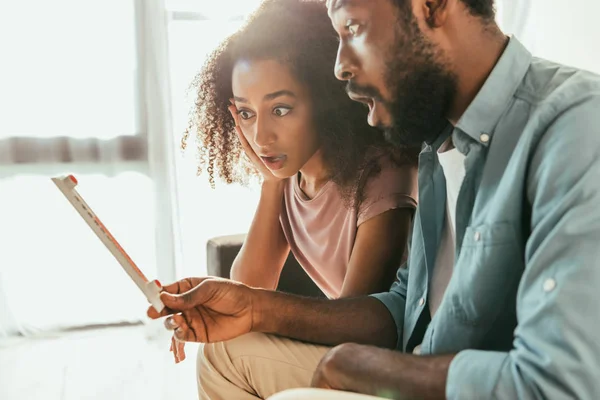 Shocked African American Man Woman Looking Thermometer While Suffering Heat — Stock Photo, Image