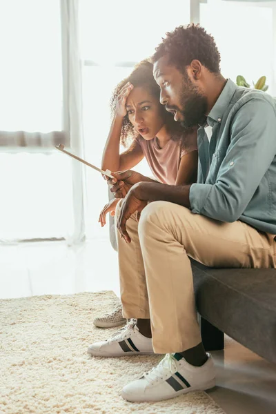 Shocked African American Man Woman Looking Thermometer While Suffering Summer — Stock Photo, Image