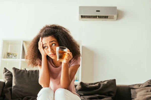 Ongelukkige Afro Amerikaanse Vrouw Die Kopje Thee Houdt Terwijl Hand — Stockfoto