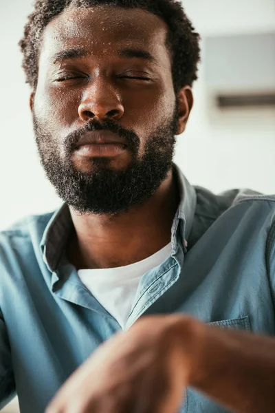 Африканский Американец Потным Лицом Страдающий Летней Жары Закрытыми Глазами — стоковое фото
