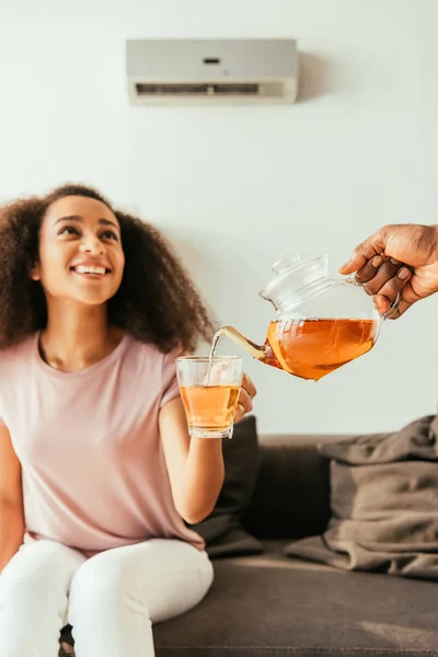 Vista Recortada Del Hombre Afroamericano Vertiendo Taza Mano Alegre Mujer — Foto de Stock