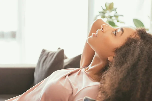 Bonita Mulher Americana Africana Deitada Sofá Enquanto Sofre Calor Verão — Fotografia de Stock