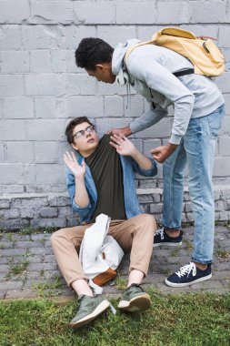 agresif ve esmer afrikalı-amerikalı çocuk gözlük korkmuş çocuk t-shirt tutan 