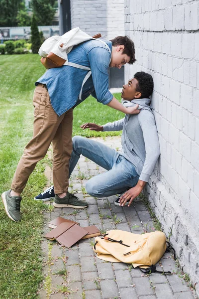 Aggressiver Junge Hemd Bulling Erschreckt Afrikanisch Amerikanischen Jungen Kapuzenpullover — Stockfoto