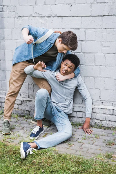 Arg Pojke Skjorta Bulling Kommer Att Punsch Skrämd Afroamerikansk Pojke — Stockfoto