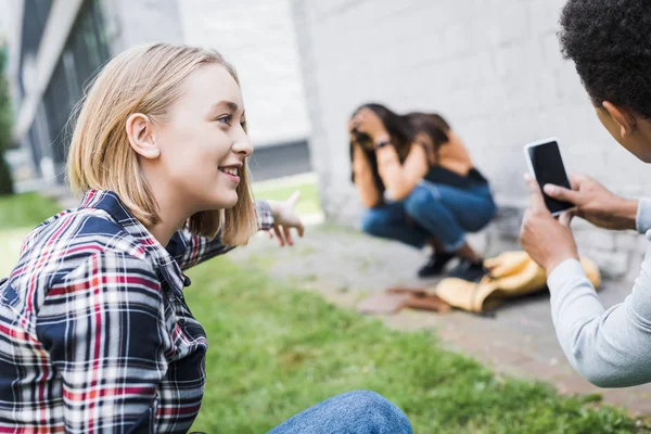 Afroamericano Chico Rubia Adolescente Apuntando Con Dedo Disparando Adolescente Asustado — Foto de Stock