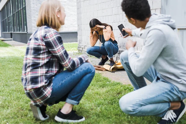 Afrikanischer Amerikanischer Junge Und Blonder Teenager Erschießen Verängstigten Brünetten Teenager — Stockfoto