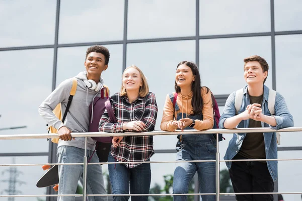 Vrolijke Gelukkige Tieners Glimlachen Wegkijken Buiten — Stockfoto