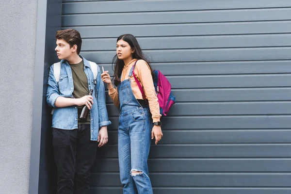 erkek ve esmer genç sigara ve içme bira 