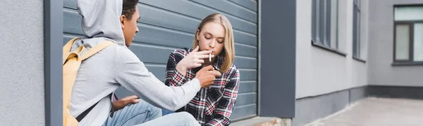 Plan Panoramique Garçon Afro Américain Allumant Cigarette Jeune Blonde — Photo