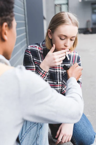 Foco Seletivo Menino Americano Africano Acendendo Cigarro Loira Muito Adolescente — Fotografia de Stock