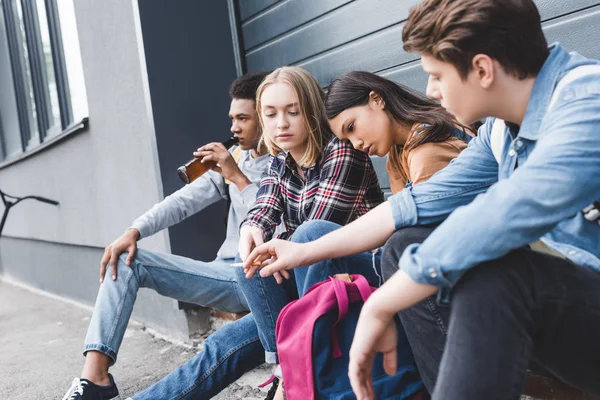 Jugendliche Sitzen Trinken Bier Aus Glasflasche Und Rauchen Zigarette — Stockfoto