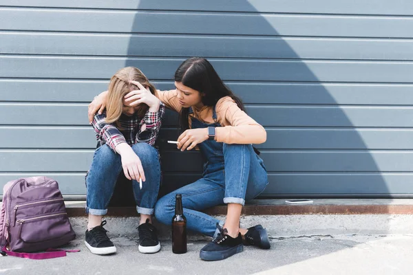 Sconvolto Graziosi Adolescenti Seduti Parlando Tenendo Sigarette — Foto Stock