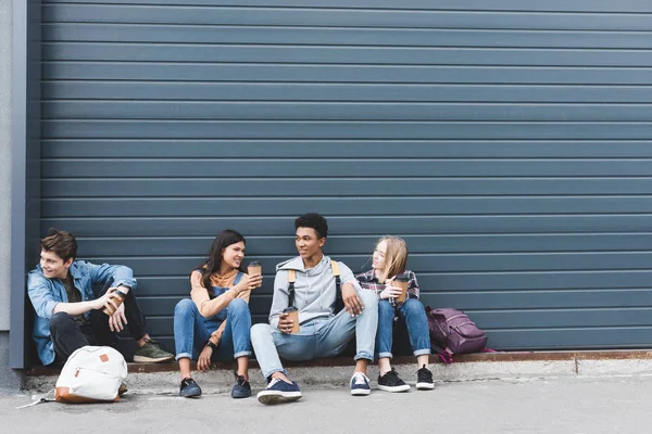 Lachende Tieners Zitten Koffie Drinken Uit Wegwerpbekers Praten — Stockfoto