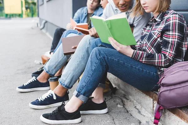 Visão Cortada Adolescentes Sentados Falando Lendo Livro — Fotografia de Stock