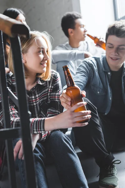 Adolescentes Sorridentes Sentados Nas Escadas Segurando Cerveja Conversando — Fotografia de Stock