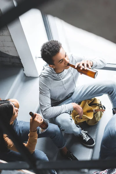 Vista Alto Angolo Adolescenti Che Parlano Seduti Sulle Scale Bevono — Foto Stock