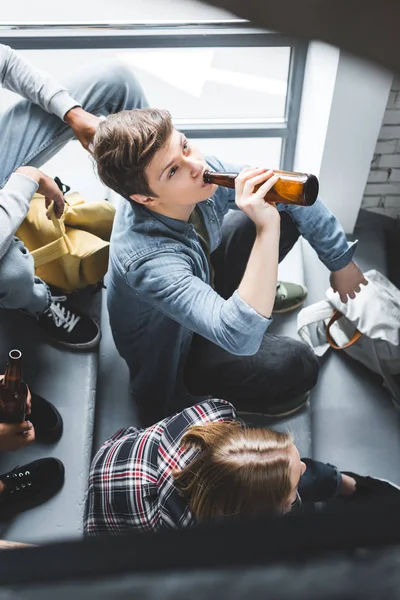 Vista Ángulo Alto Los Adolescentes Sentados Las Escaleras Beber Cerveza — Foto de Stock