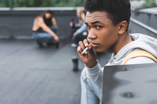 Enfoque Selectivo Chico Afroamericano Fumando Cigarrillo Mirando Hacia Otro Lado — Foto de Stock