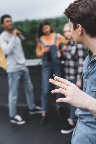 Foco Seletivo Adolescente Fumar Cigarro Com Amigos Telhado — Fotografia de Stock