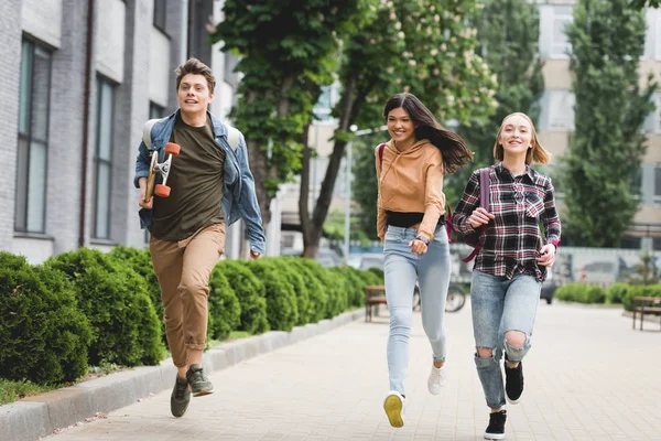 Adolescentes Juguetones Felices Corriendo Con Monopatín Sonriendo — Foto de Stock