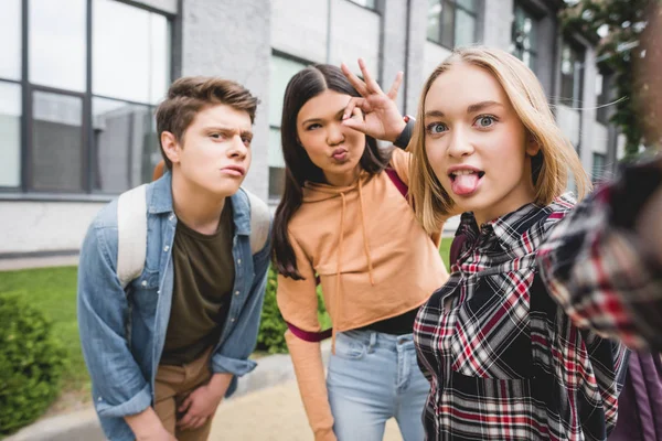 Adolescentes Positivos Tomando Selfie Mostrando Gesto Fuera — Foto de Stock