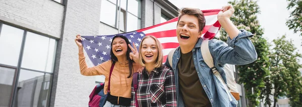 Panoramabild Lyckliga Tonåringar Leende Innehar Amerikanska Flaggan Och Titta Kamera — Stockfoto