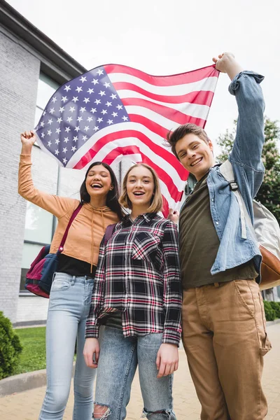 Boldog Tinédzserek Mosolygott Gazdaság Amerikai Zászló Néztem Kamera — Stock Fotó