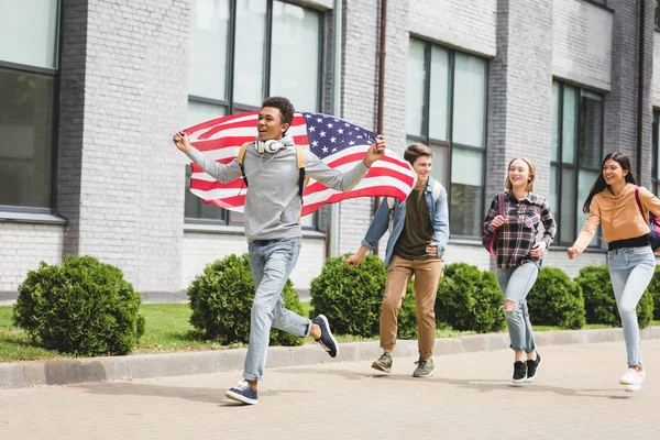 Boldog Tinédzserek Mosolygott Gazdaság Amerikai Zászló Kívül Futó — Stock Fotó