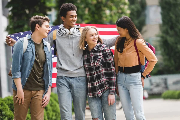 Szczęśliwych Uśmiechniętych Nastolatków Posiadających Amerykańską Flagę Mówienia — Zdjęcie stockowe