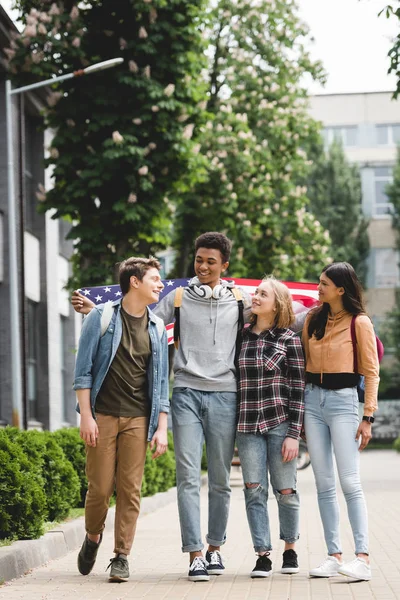 Sonrientes Felices Adolescentes Sosteniendo Bandera Americana Hablando — Foto de Stock