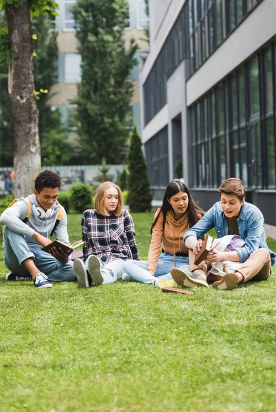 Lächelnde Teenager Sitzen Auf Gras Und Lesen Draußen Bücher — Stockfoto