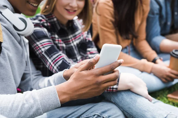 Visão Cortada Adolescentes Sorridentes Felizes Olhando Para Smartphone — Fotografia de Stock