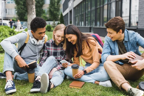 Smiling Happy Teenagers Sitting Grass Looking Smartphone — Stock Photo, Image