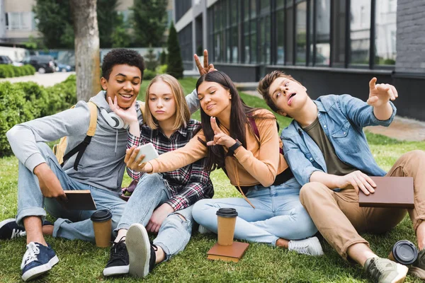 Sorrindo Felizes Adolescentes Sentados Grama Tomando Selfie — Fotografia de Stock